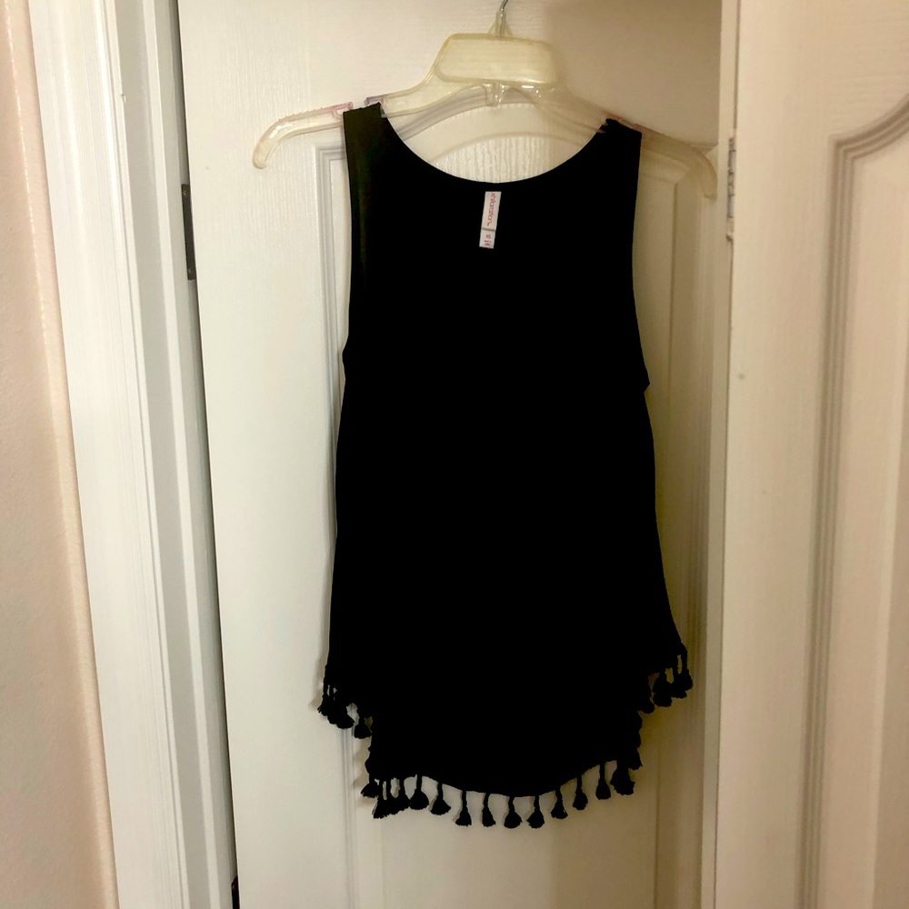 Gorgeous top with tassels 💗